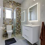 Perfect Location, Modern 2br Apartment *