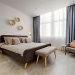 Perfect Location, Modern 2br Apartment *
