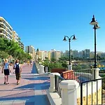 Perfect Location, Modern 2br